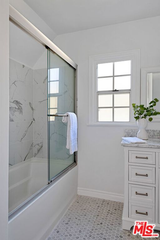 Image 15 of property listing at 543 N June Street, Los Angeles, CA 90004