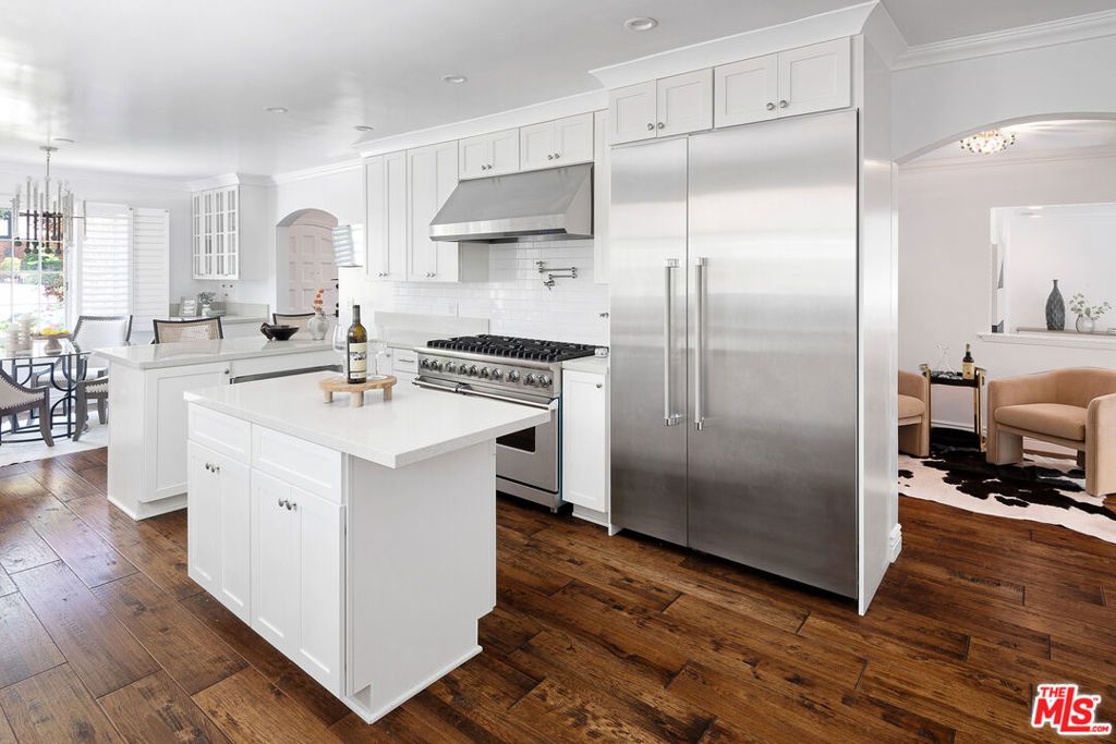 Image 3 of property listing at 543 N June Street, Los Angeles, CA 90004