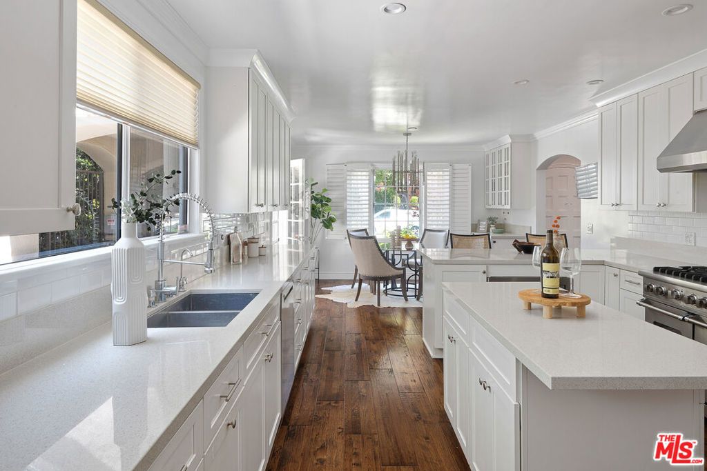 Image 4 of property listing at 543 N June Street, Los Angeles, CA 90004