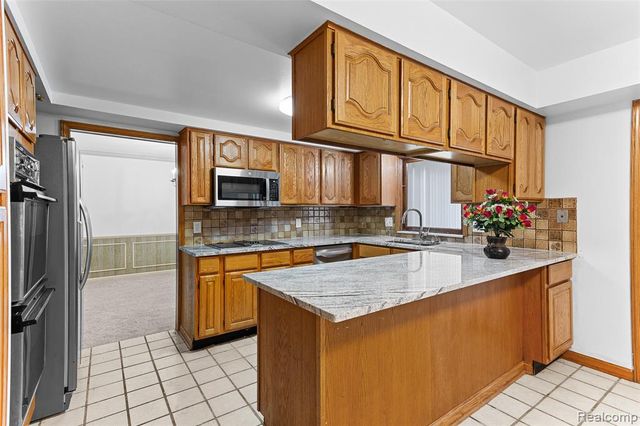 1880 Pelican Court, Troy, MI 48084