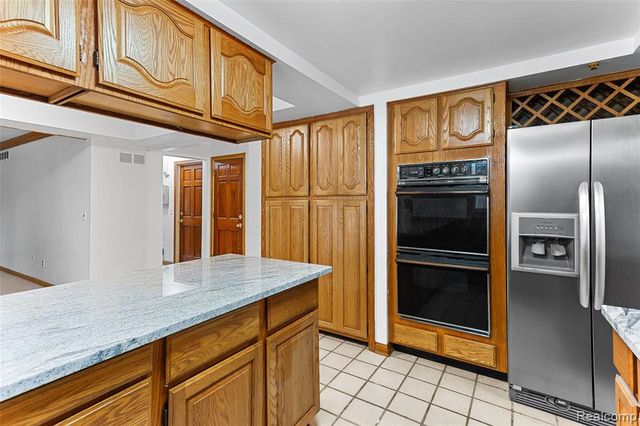 1880 Pelican Court, Troy, MI 48084