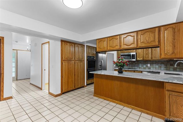 1880 Pelican Court, Troy, MI 48084