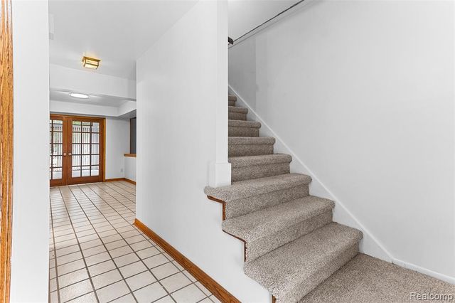 1880 Pelican Court, Troy, MI 48084