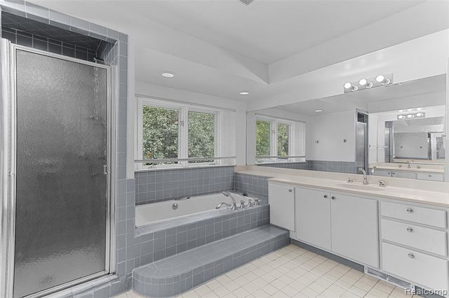 1880 Pelican Court, Troy, MI 48084