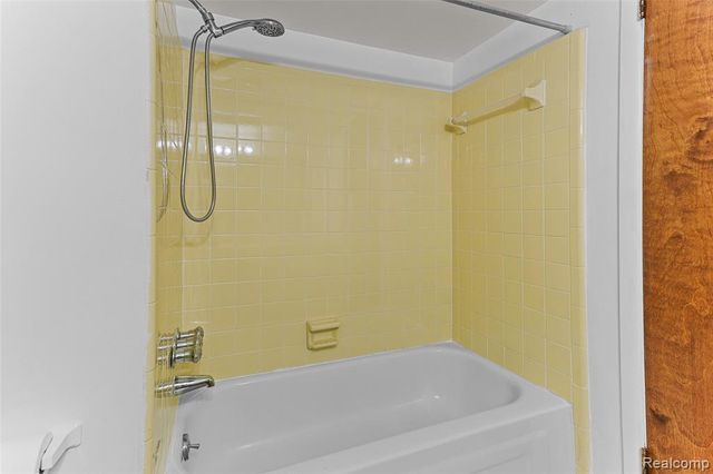 1880 Pelican Court, Troy, MI 48084