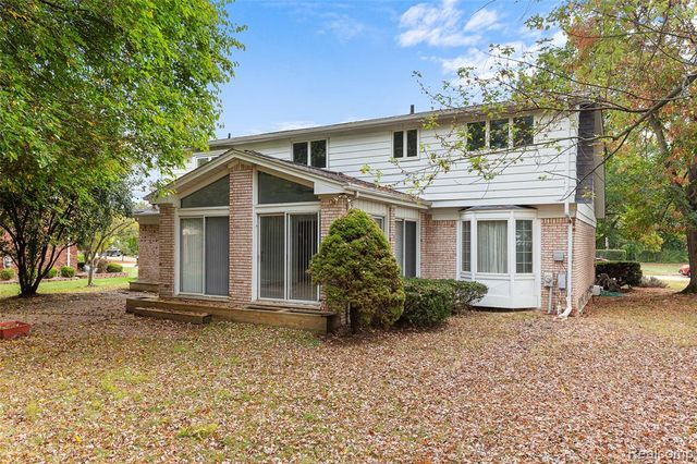 1880 Pelican Court, Troy, MI 48084