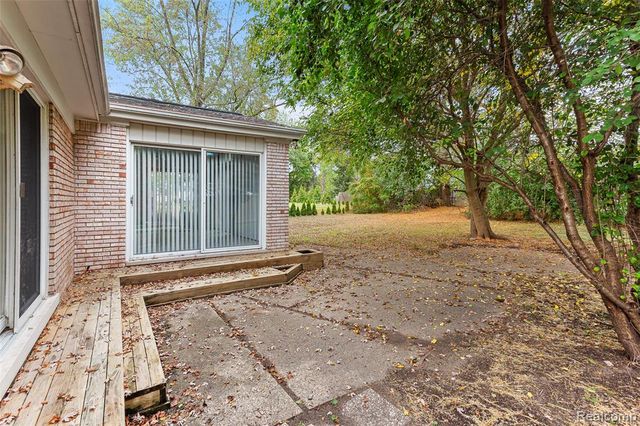 1880 Pelican Court, Troy, MI 48084