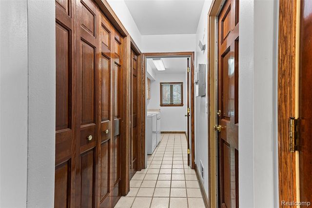 1880 Pelican Court, Troy, MI 48084