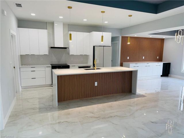 2512 29th ST SW, Lehigh Acres, FL 33976