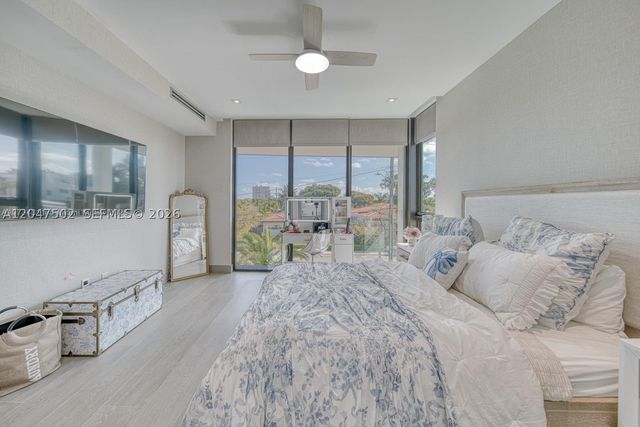 7520 W Treasure Dr, North Bay Village, FL 33141