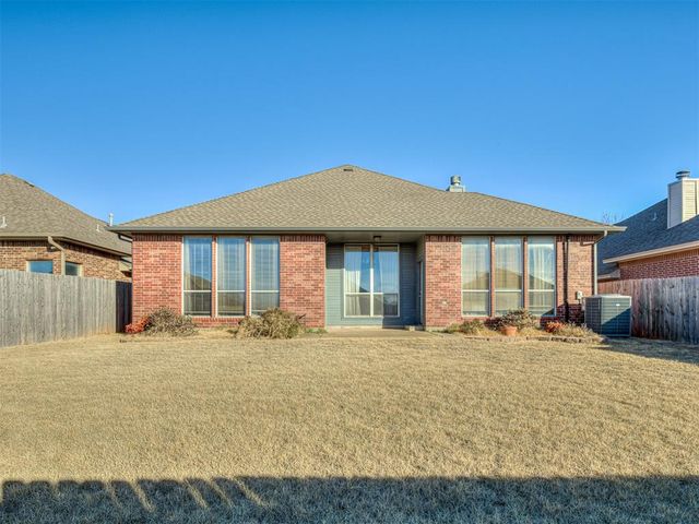 1824 NE 11th Street, Moore, OK 73160