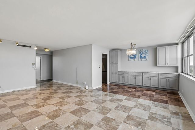 6301 N Sheridan Road 24E, Chicago, IL 60660