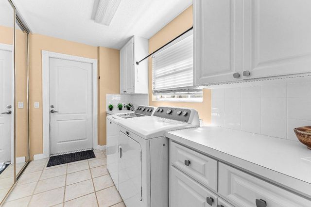 2841 Livingston Lane, West Palm Beach, FL 33411