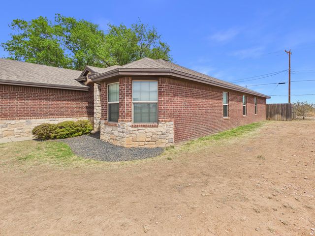 211 Dowden Road, Wolfforth, TX 79382