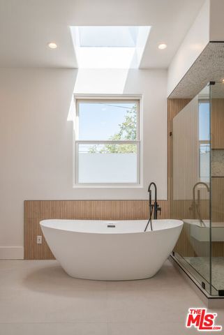 3496 Redwood Avenue, Los Angeles, CA 90066