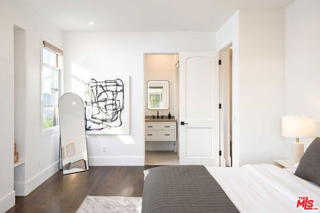 3496 Redwood Avenue, Los Angeles, CA 90066