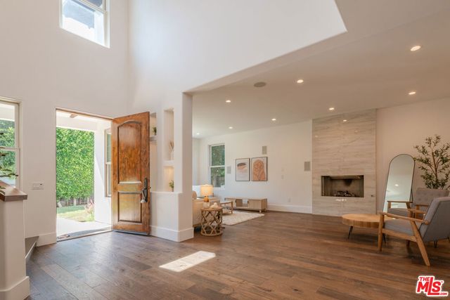3496 Redwood Avenue, Los Angeles, CA 90066