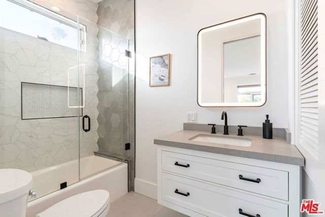 3496 Redwood Avenue, Los Angeles, CA 90066