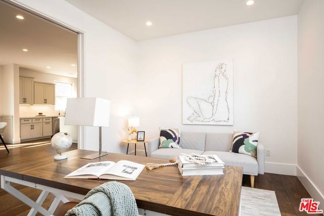 3496 Redwood Avenue, Los Angeles, CA 90066