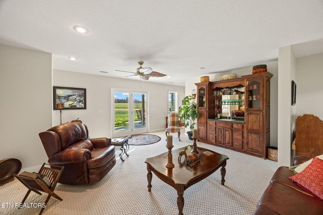 135 Austin Lane, Deer Lodge, TN 37726