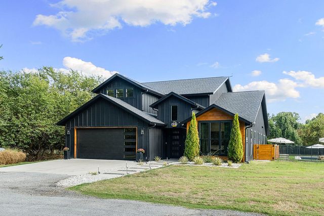412 NW Cowan Avenue, Gentry, AR 72734
