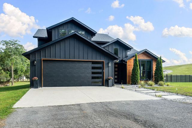 412 NW Cowan Avenue, Gentry, AR 72734