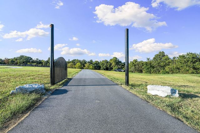 412 NW Cowan Avenue, Gentry, AR 72734