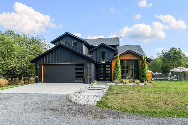 412 NW Cowan Avenue, Gentry, AR 72734