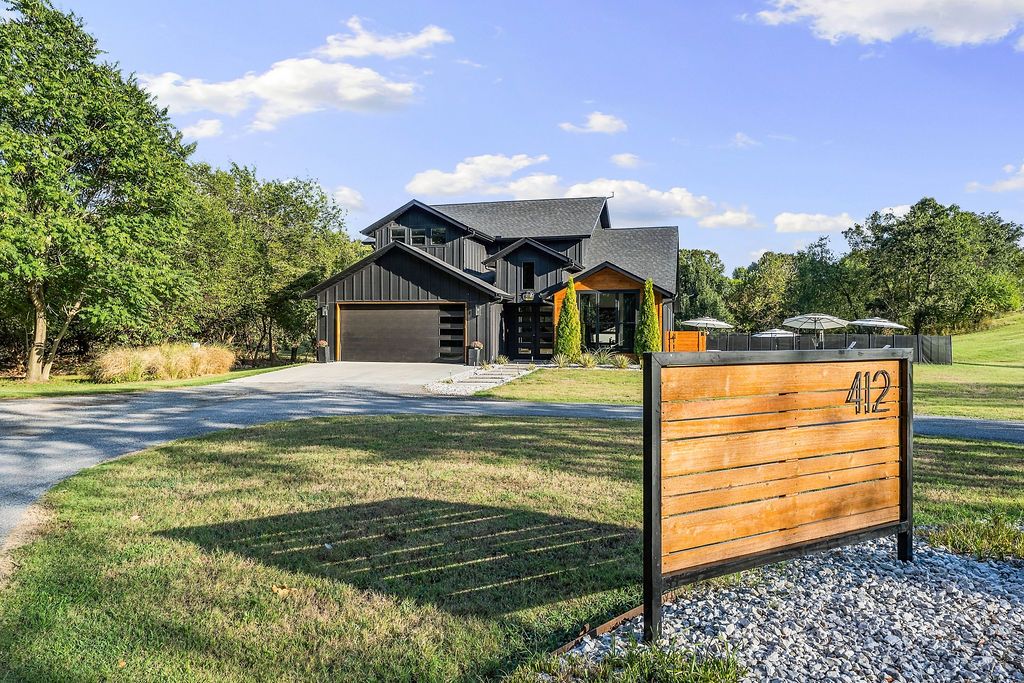 412 NW Cowan Avenue, Gentry, AR 72734