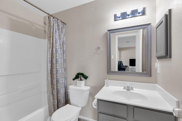 111 S Creekbend DR, Hutto, TX 78634