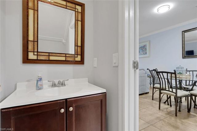 1289 Oxford LN 228, Naples, FL 34105