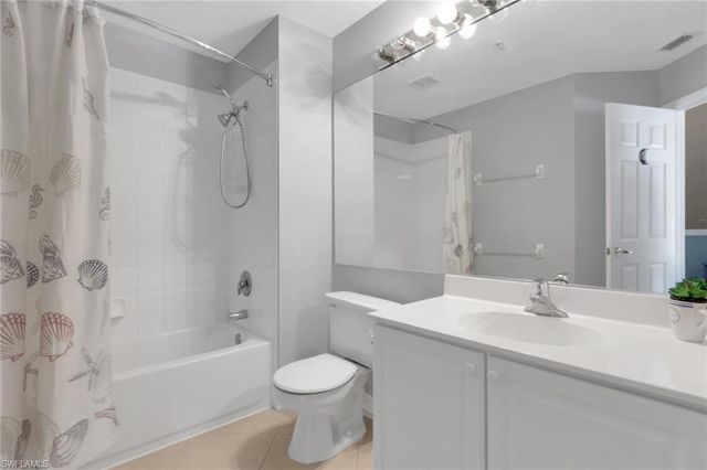 1289 Oxford LN 228, Naples, FL 34105