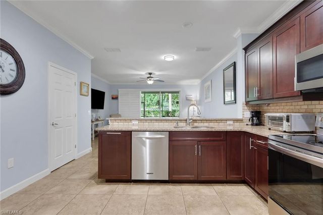 1289 Oxford LN 228, Naples, FL 34105