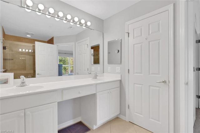 1289 Oxford LN 228, Naples, FL 34105