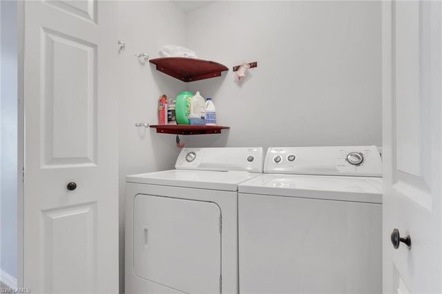 1289 Oxford LN 228, Naples, FL 34105