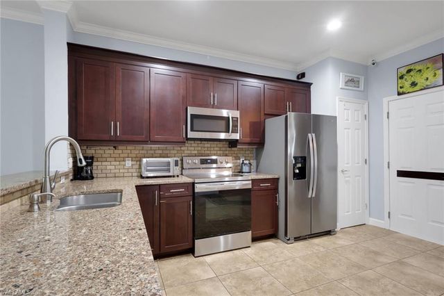 1289 Oxford LN 228, Naples, FL 34105