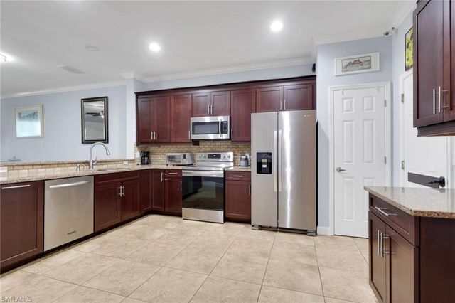 1289 Oxford LN 228, Naples, FL 34105