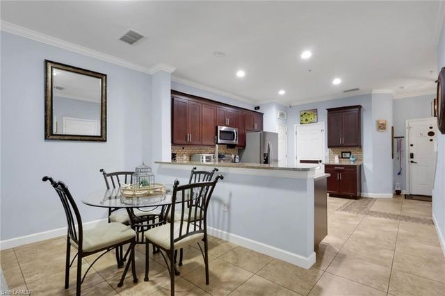 1289 Oxford LN 228, Naples, FL 34105