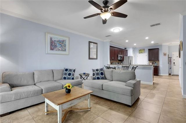 1289 Oxford LN 228, Naples, FL 34105