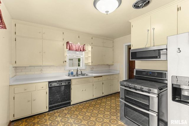 2613 W BARKER Avenue, West Peoria, IL 61604