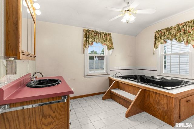 2613 W BARKER Avenue, West Peoria, IL 61604