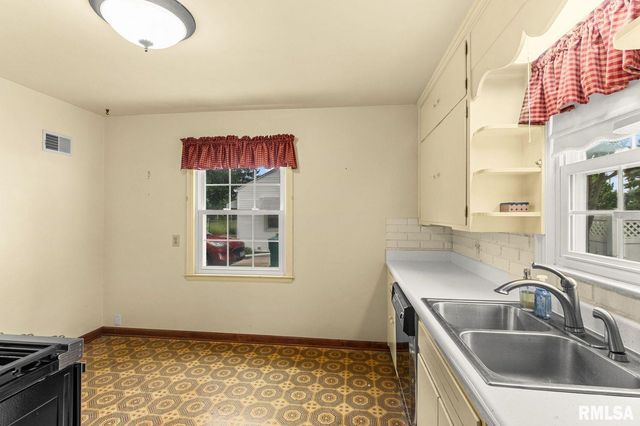 2613 W BARKER Avenue, West Peoria, IL 61604