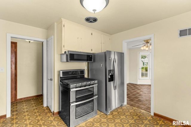 2613 W BARKER Avenue, West Peoria, IL 61604