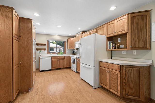 1912 S WALDEN AVENUE, Appleton, WI 54915