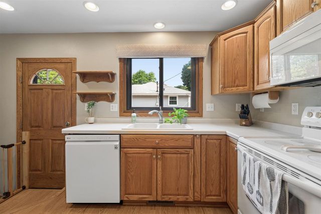 1912 S WALDEN AVENUE, Appleton, WI 54915