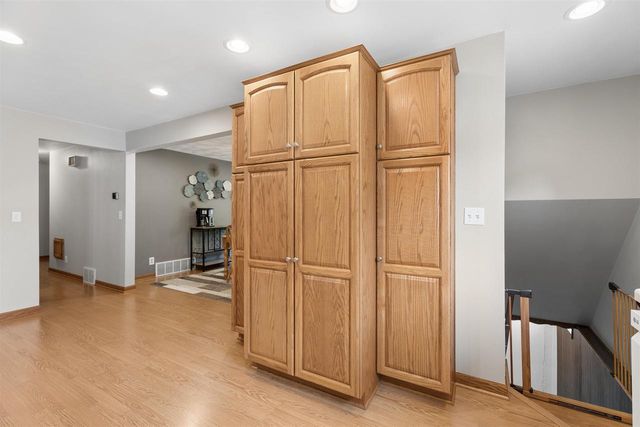 1912 S WALDEN AVENUE, Appleton, WI 54915