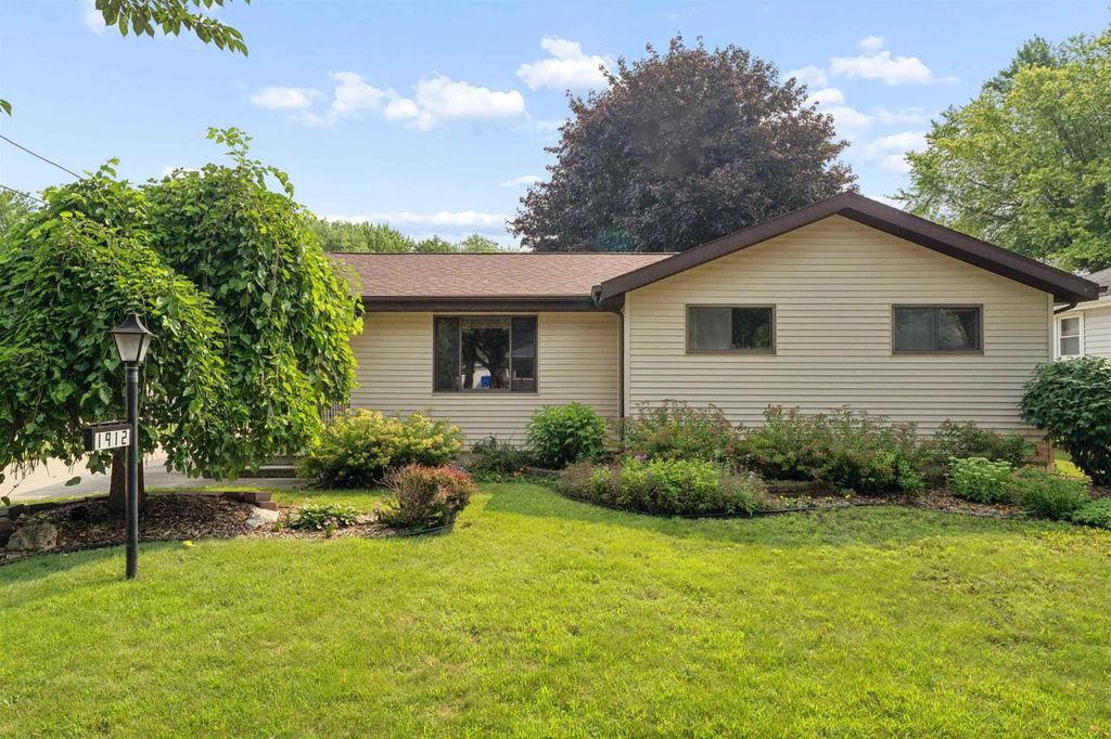 1912 S WALDEN AVENUE, Appleton, WI 54915