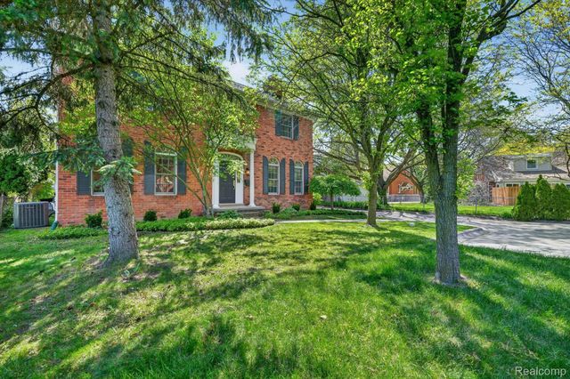 1112 Vernier Road, Grosse Pointe Woods, MI 48236