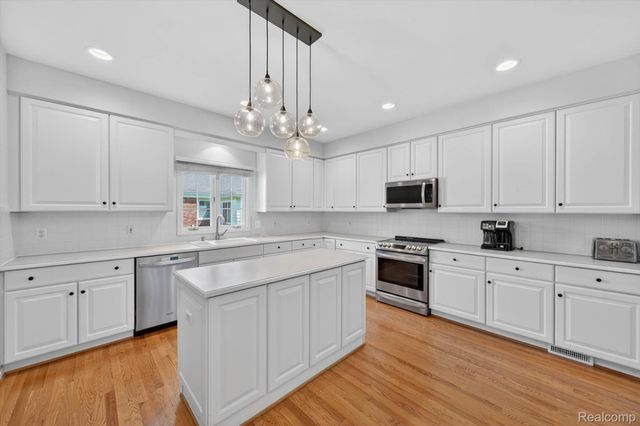 1112 Vernier Road, Grosse Pointe Woods, MI 48236