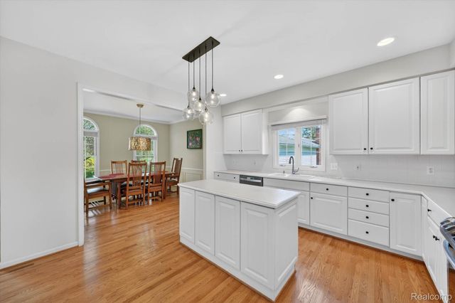 1112 Vernier Road, Grosse Pointe Woods, MI 48236